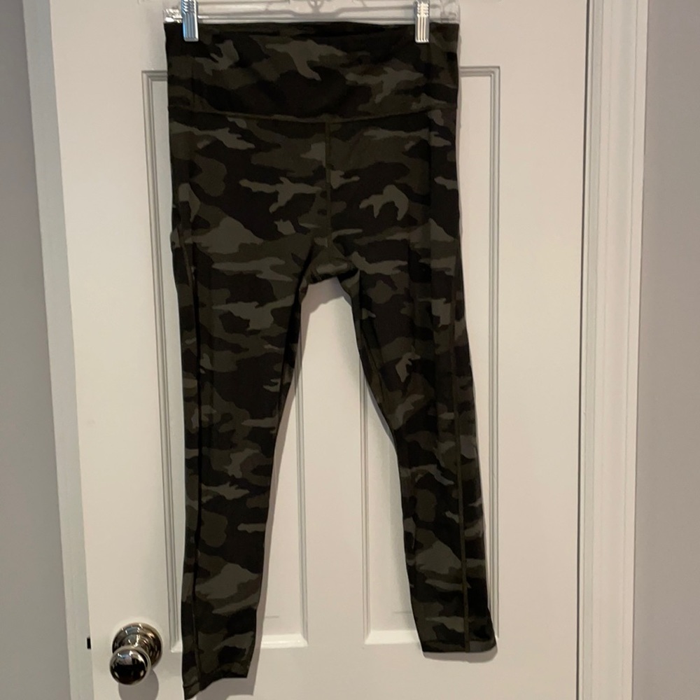 Athleta camo leggings size M with side pockets